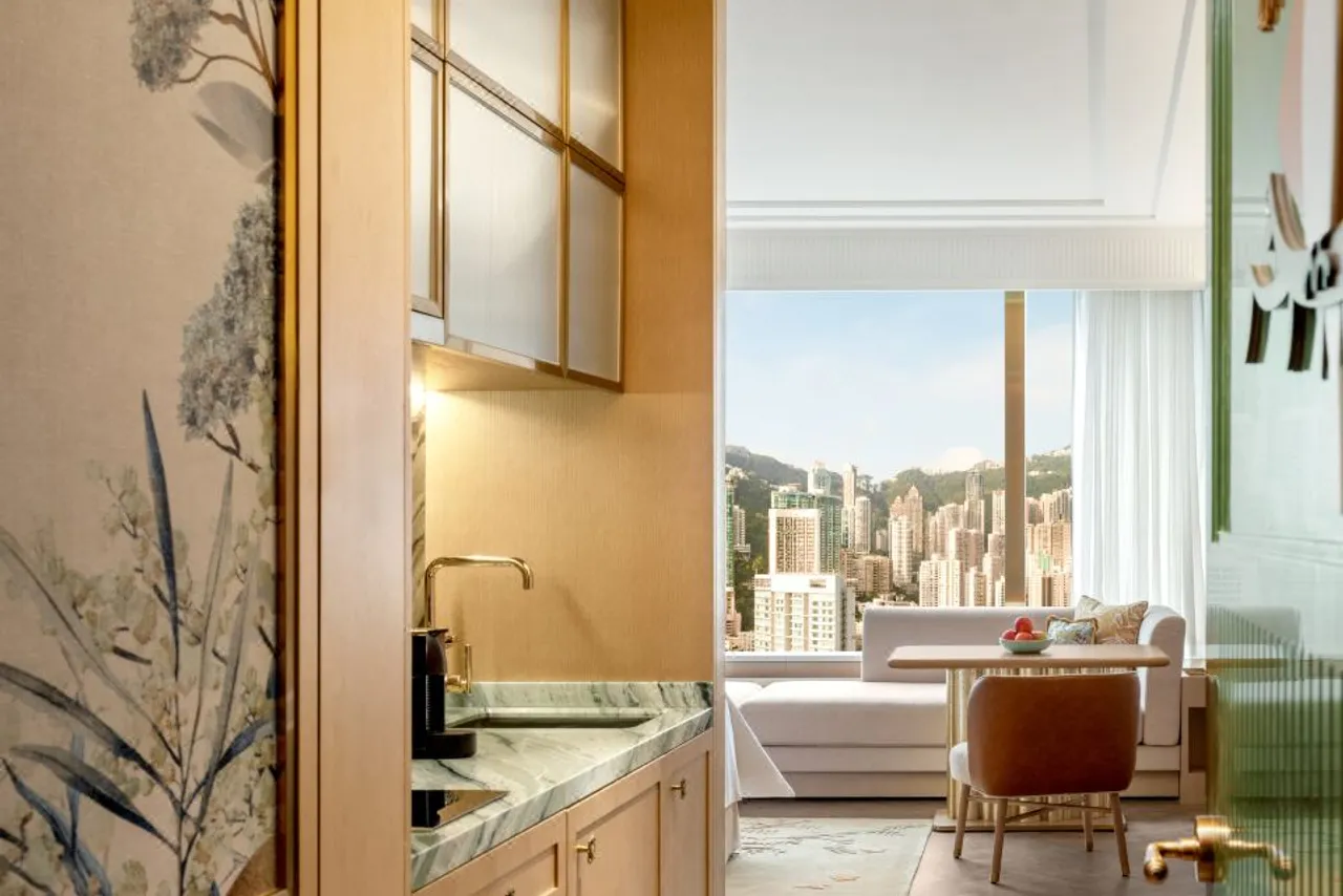 Island Shangri-La, Hong Kong — rooms and atmosphere