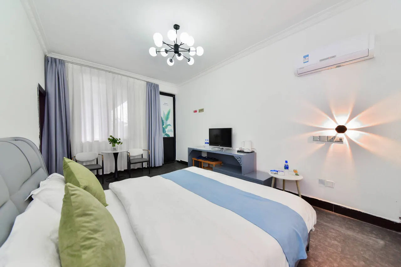 Jade Emu International Hostel — rooms and atmosphere