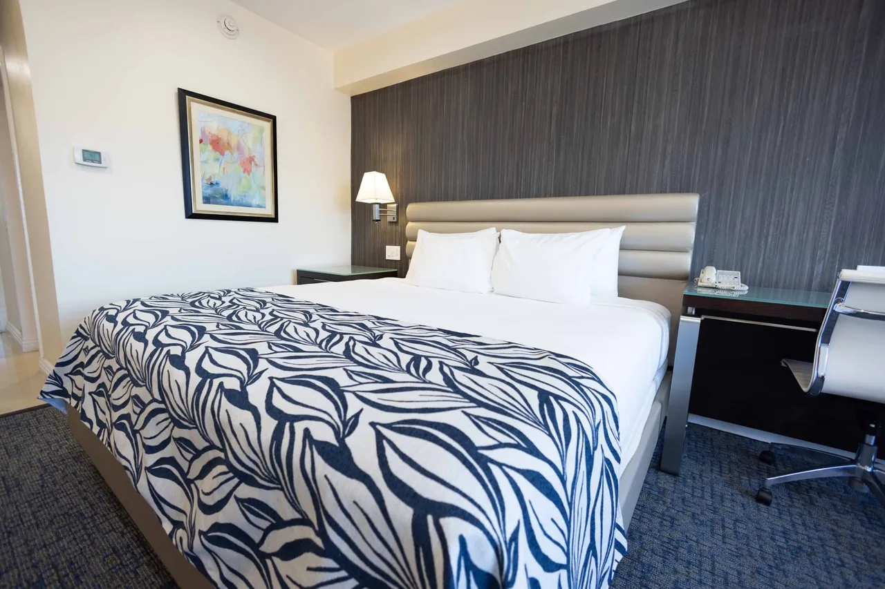 The Jamaica Pegasus Hotel — rooms and atmosphere