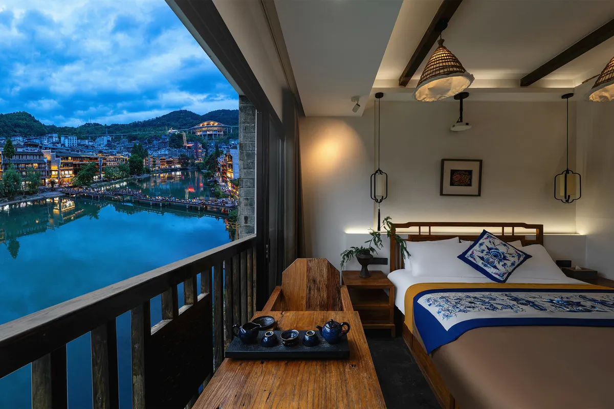 Fenghuang Jinshuian River View Hotel — rooms and atmosphere