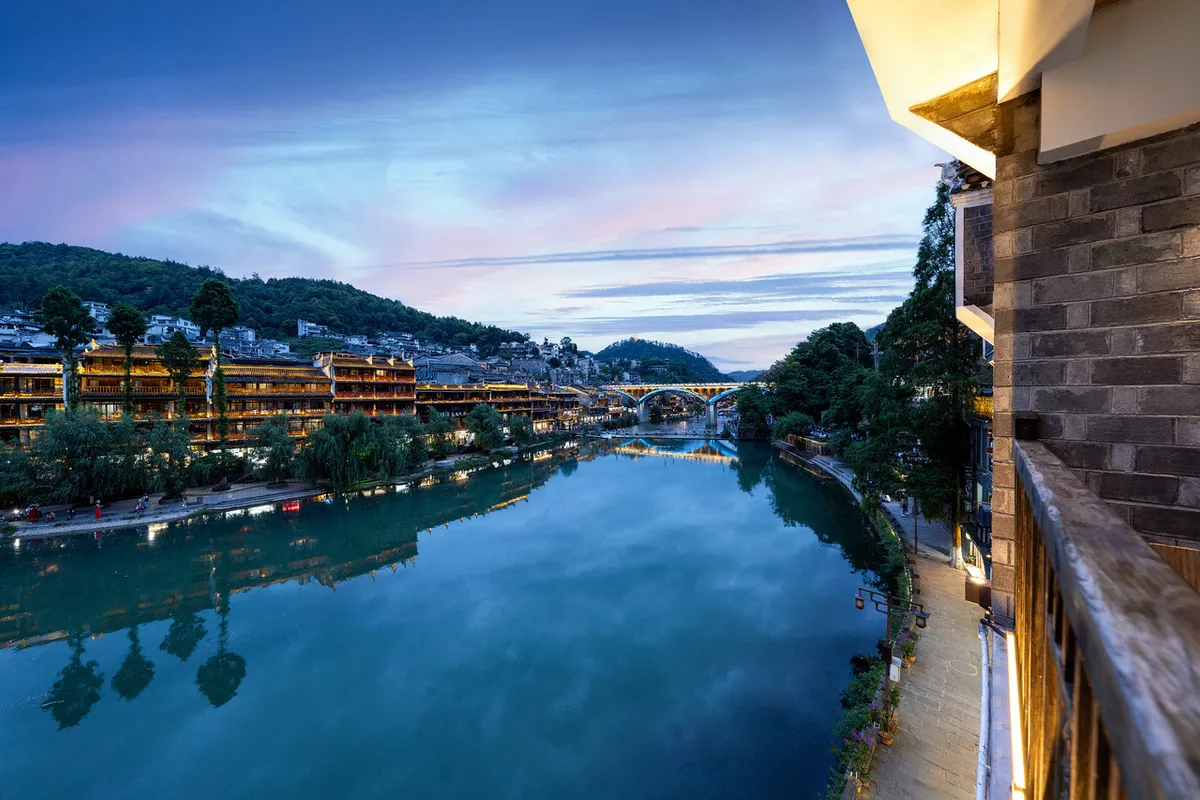 Fenghuang Jinshuian River View Hotel — rooms and atmosphere