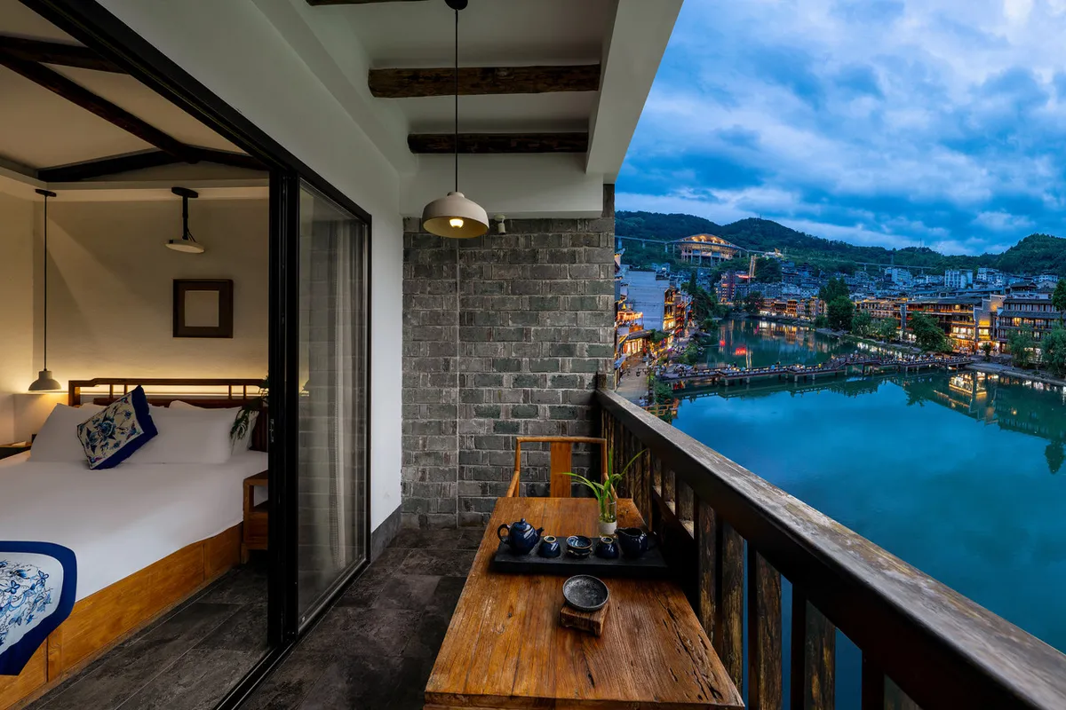 Fenghuang Jinshuian River View Hotel — rooms and atmosphere