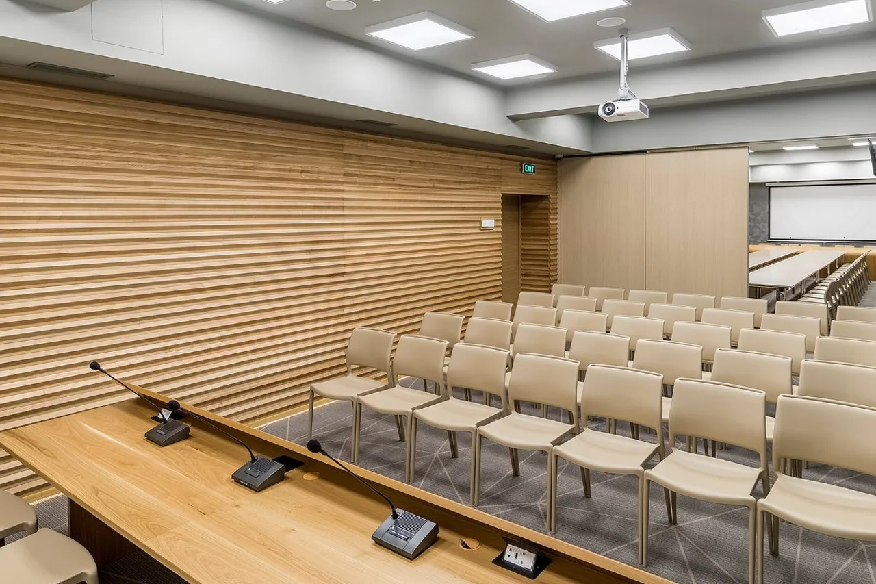 Jolly Alon Hotel & Business Center — rooms and atmosphere