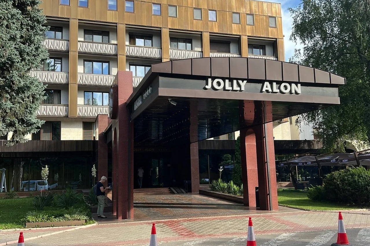 Jolly Alon Hotel & Business Center — rooms and atmosphere