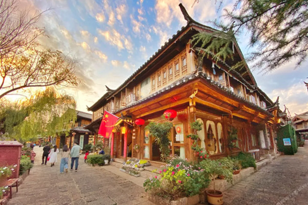Juxian Boutique Homestay Lijiang — rooms and atmosphere