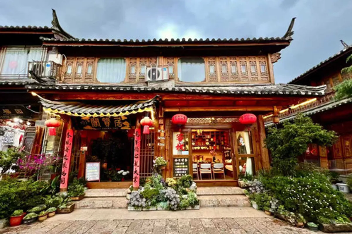 Juxian Boutique Homestay Lijiang — rooms and atmosphere