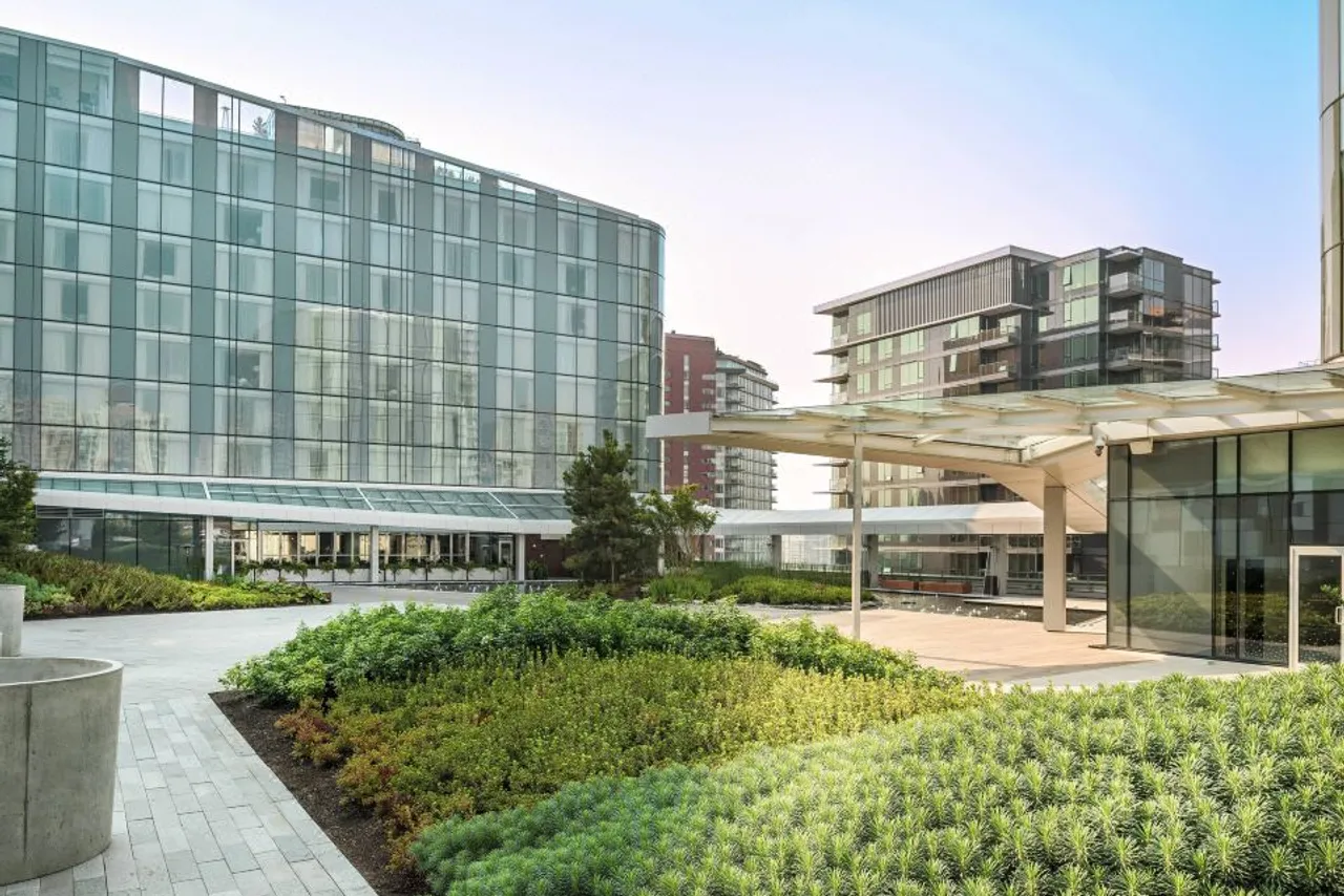 JW Marriott Parq Vancouver — rooms and atmosphere