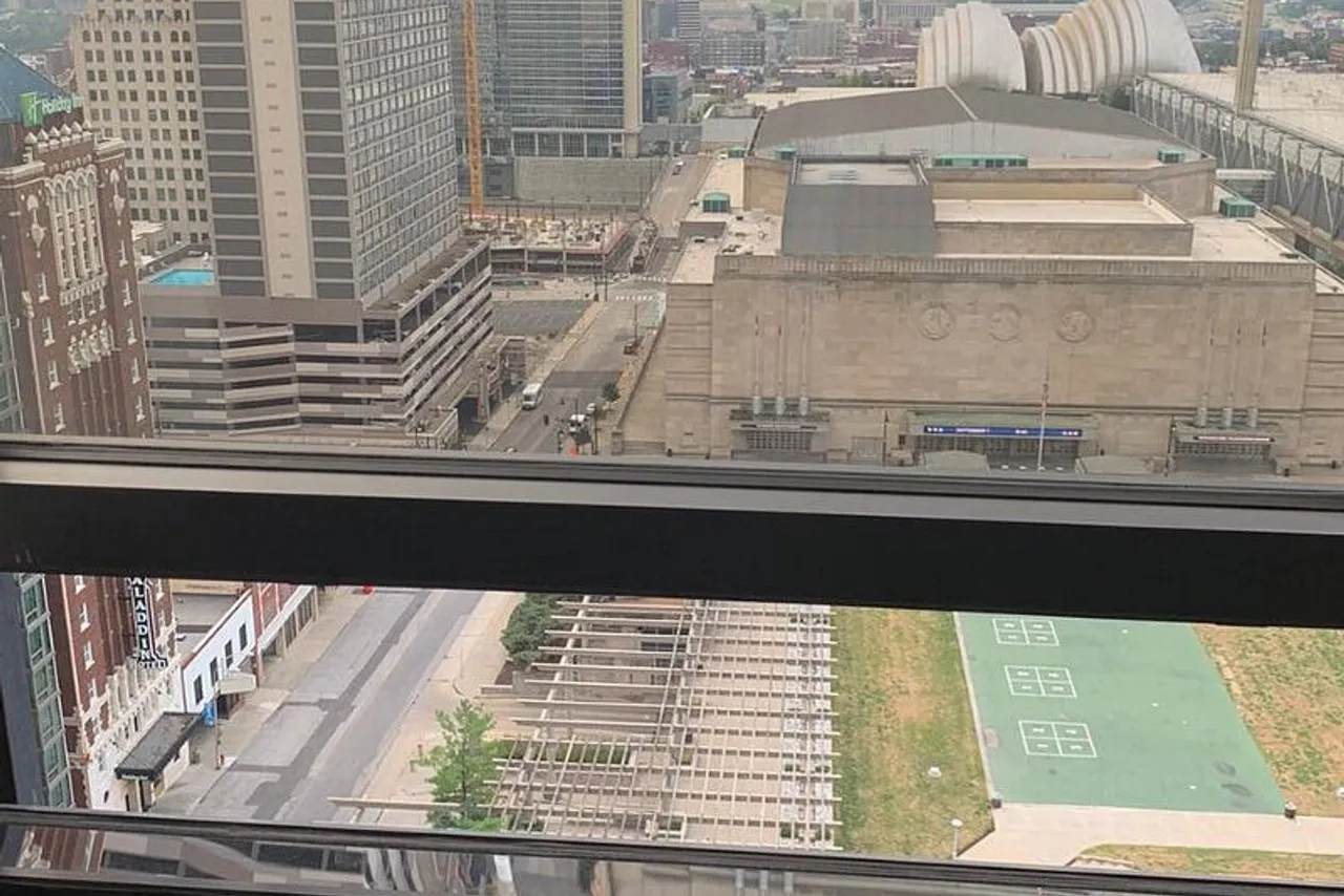 Kansas City Marriott Downtown — rooms and atmosphere