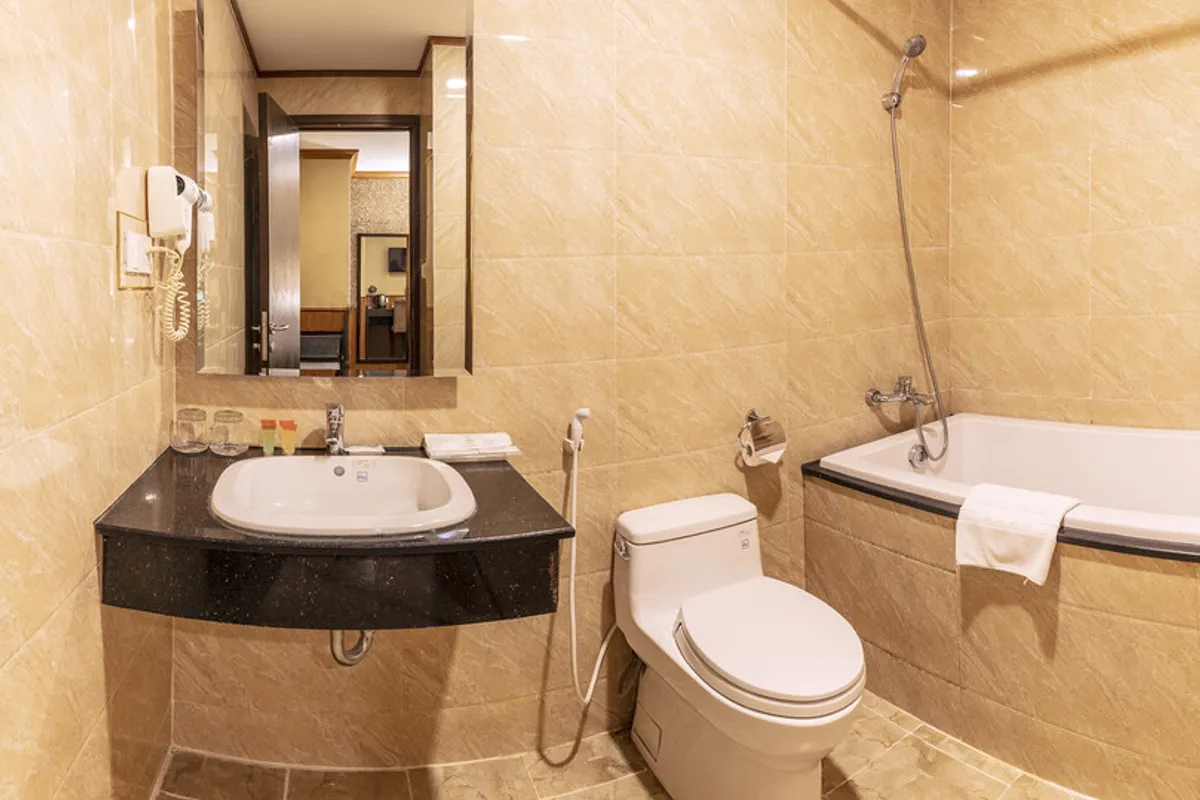 Kings Hotel Dalat — rooms and atmosphere