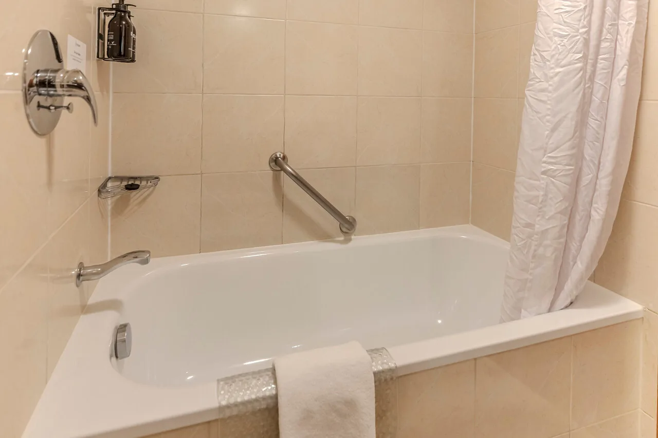 Kingsgate Hotel Tauranga — rooms and atmosphere