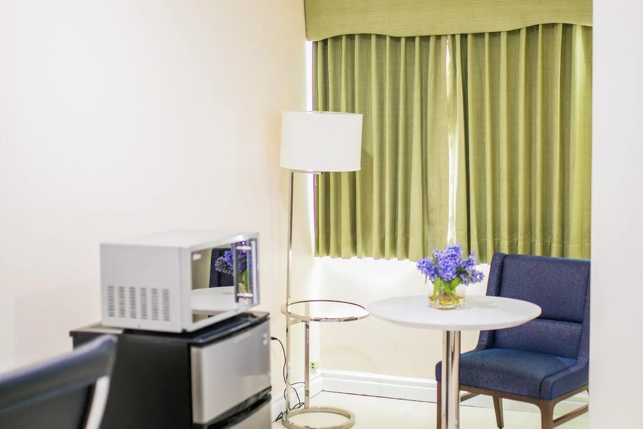 The Knutsford Court Hotel — rooms and atmosphere