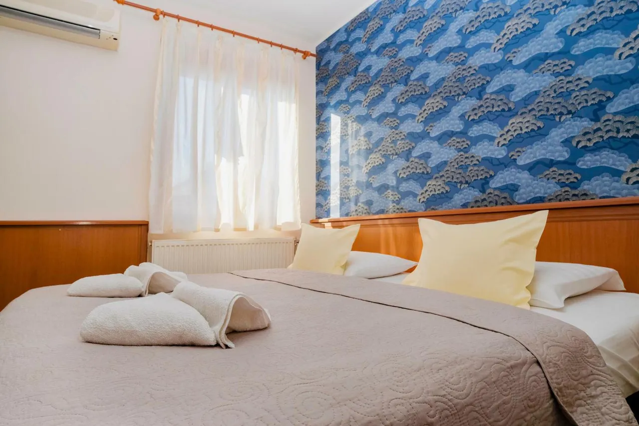 König Hotel Pécs — ภาพห้องพักและบรรยากาศ