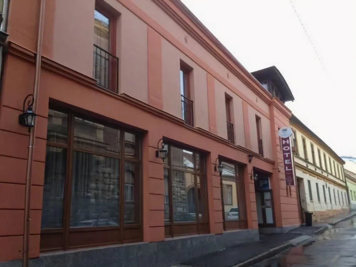 König Hotel Pécs — ภาพห้องพักและบรรยากาศ