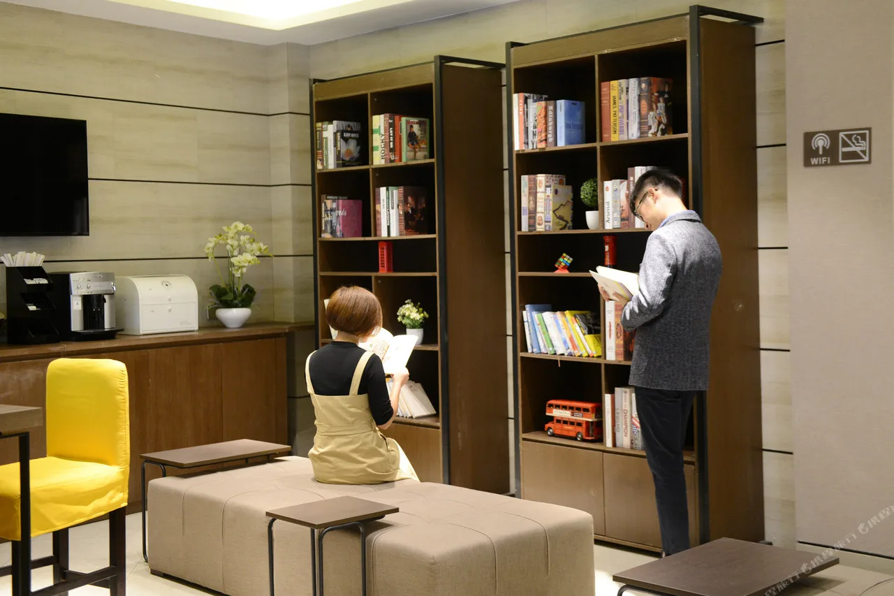 Kunming Spring City International Hotel — rooms and atmosphere