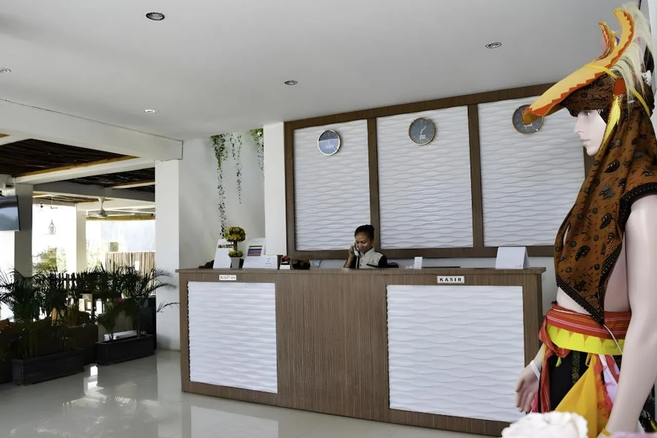 La Cecile Hotel and Cafe Komodo — rooms and atmosphere