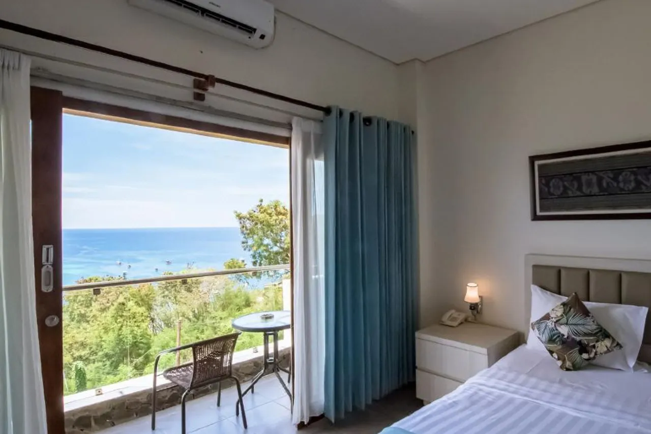 La Cecile Hotel and Cafe Komodo — rooms and atmosphere