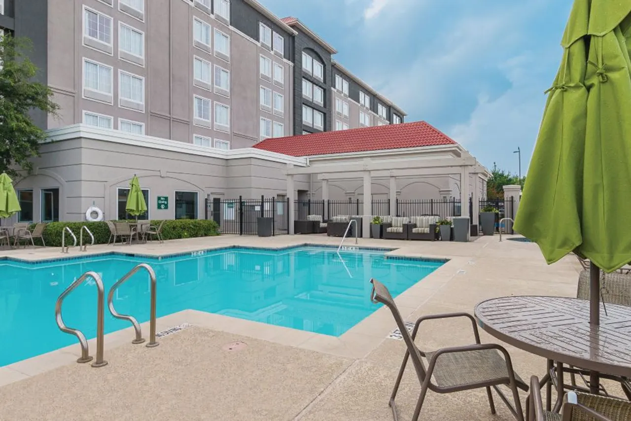 La Quinta Inn & Suites by Wyndham Arlington North 6 Flags Dr — rooms and atmosphere