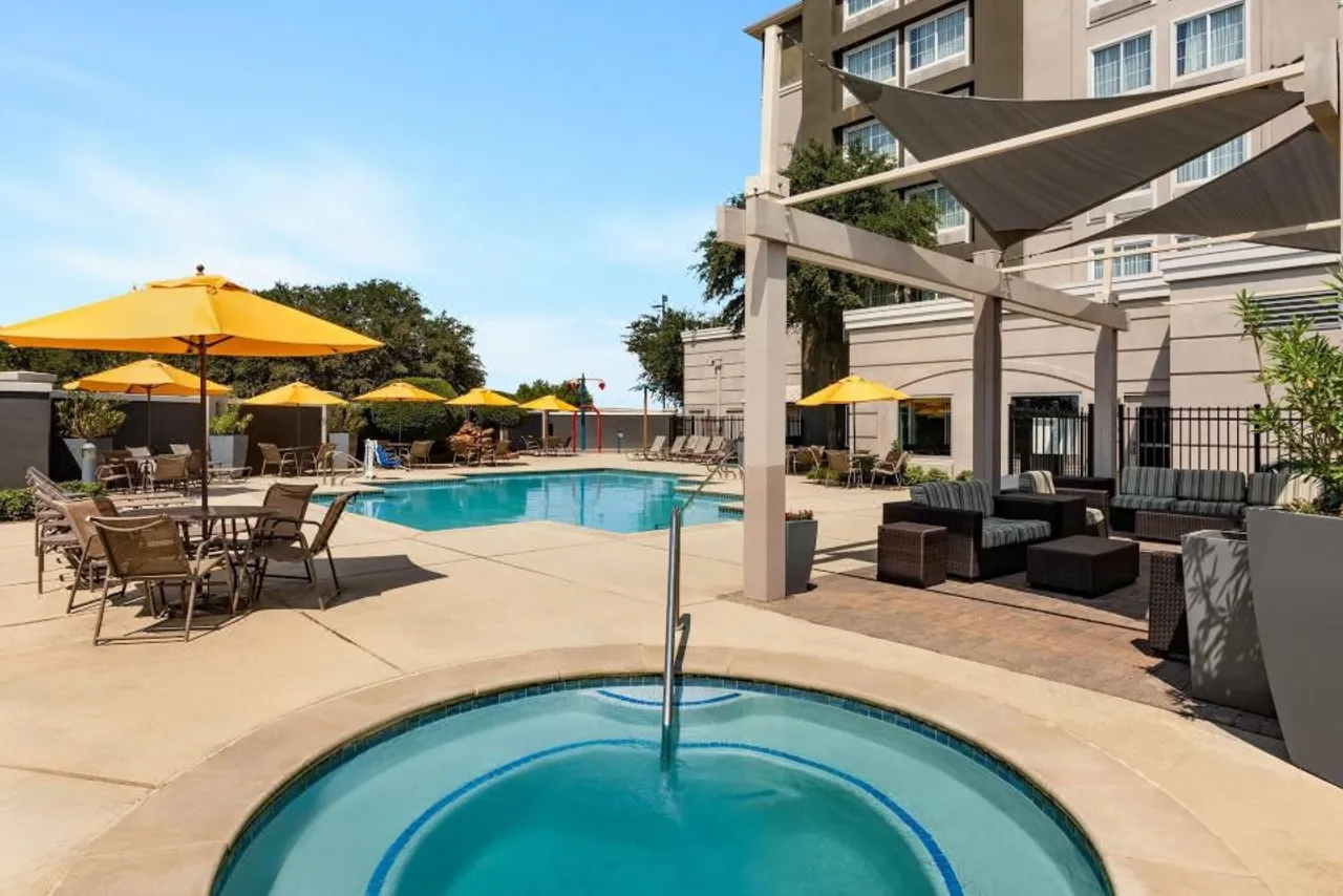 La Quinta Inn & Suites by Wyndham Arlington North 6 Flags Dr — rooms and atmosphere
