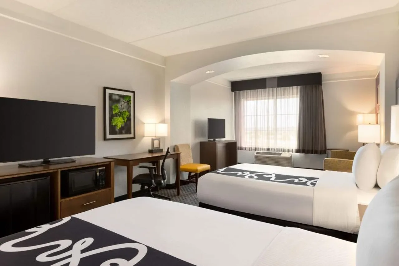 La Quinta Inn & Suites by Wyndham Arlington North 6 Flags Dr — rooms and atmosphere