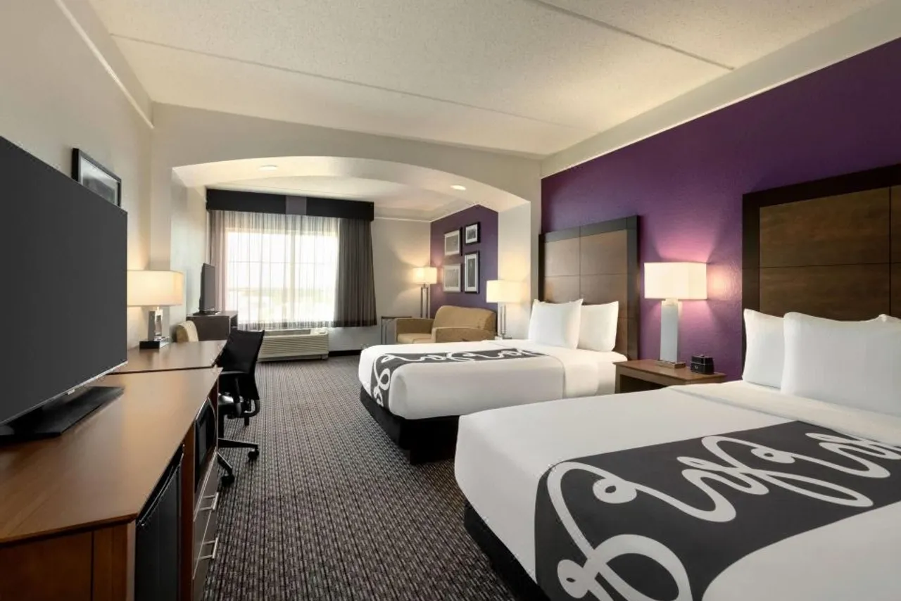 La Quinta Inn & Suites by Wyndham Arlington North 6 Flags Dr — rooms and atmosphere