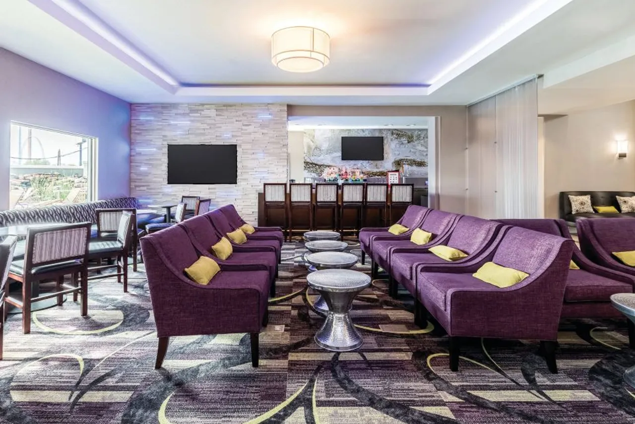 La Quinta Inn & Suites by Wyndham Arlington North 6 Flags Dr — rooms and atmosphere