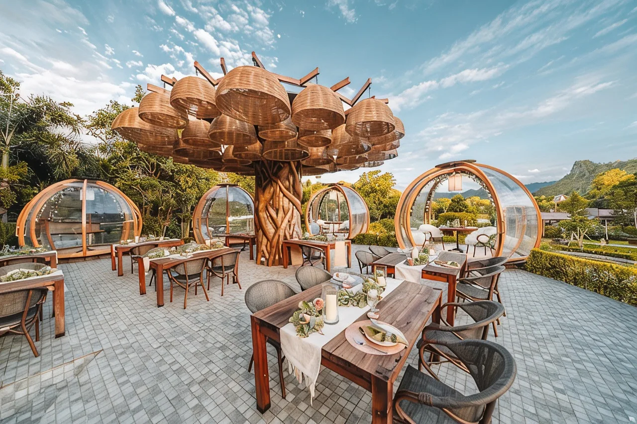 โรงแรม Lacol Khao Yai - A Chatrium Collection ริมถนนธนะรัชต์ ต.หมูสี อ.ปากช่อง — ขับ ~10 นาที (7-10 กม.) ถึงด่านอุทยานเขาใหญ่ ห่าง Scenical World ~1 กม.