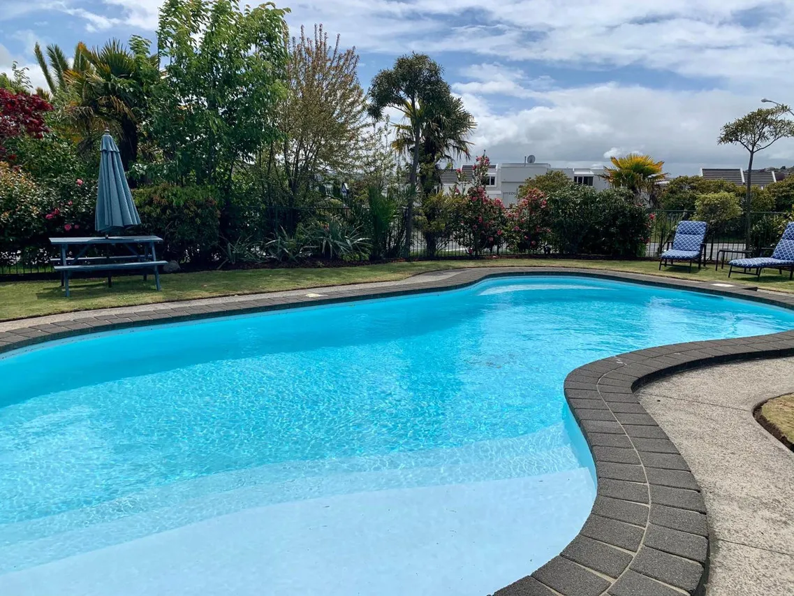 Lakeland Hotel Taupo — rooms and atmosphere