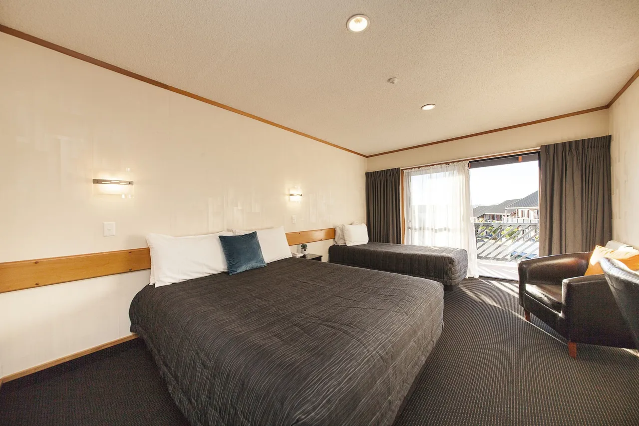 Lakeland Hotel Taupo — rooms and atmosphere