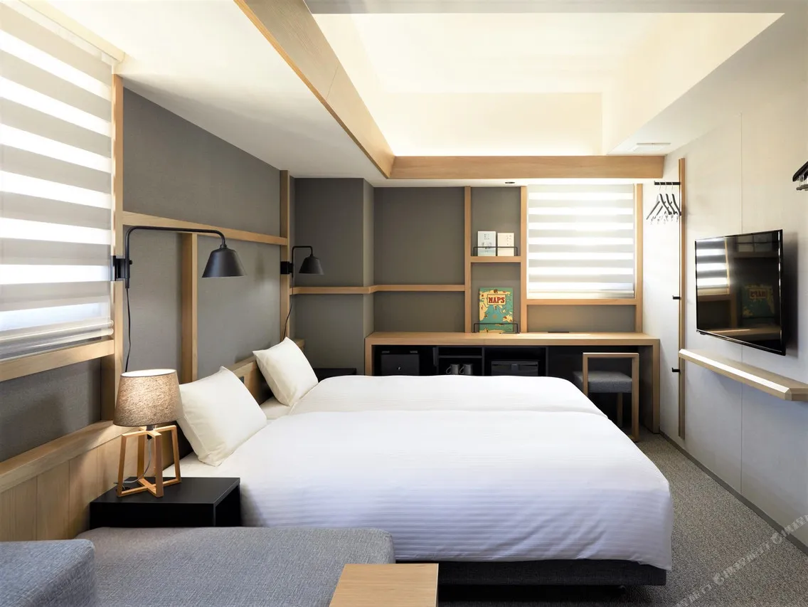 LAMP LIGHT BOOKS HOTEL Sapporo — rooms and atmosphere