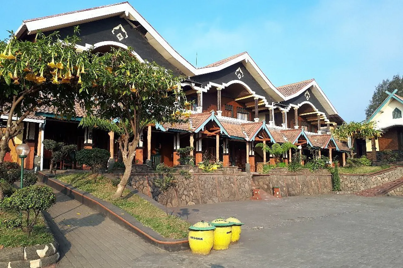 Lava View Lodge — rooms and atmosphere