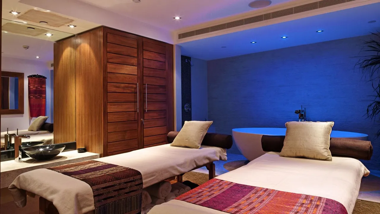 Leonardo Royal London St Paul's — rooms and atmosphere