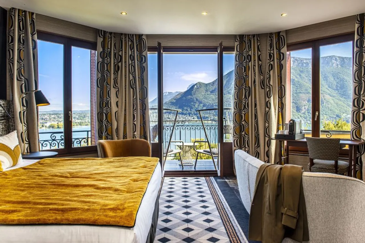 Les Trésoms Lake and Spa Resort — rooms and atmosphere