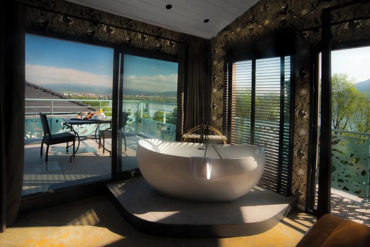 Les Trésoms Lake and Spa Resort — rooms and atmosphere