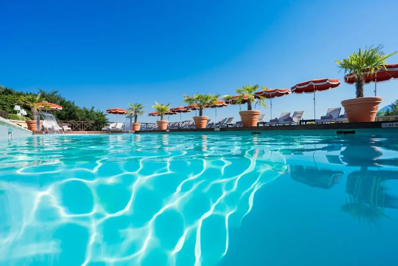 Les Trésoms Lake and Spa Resort — rooms and atmosphere