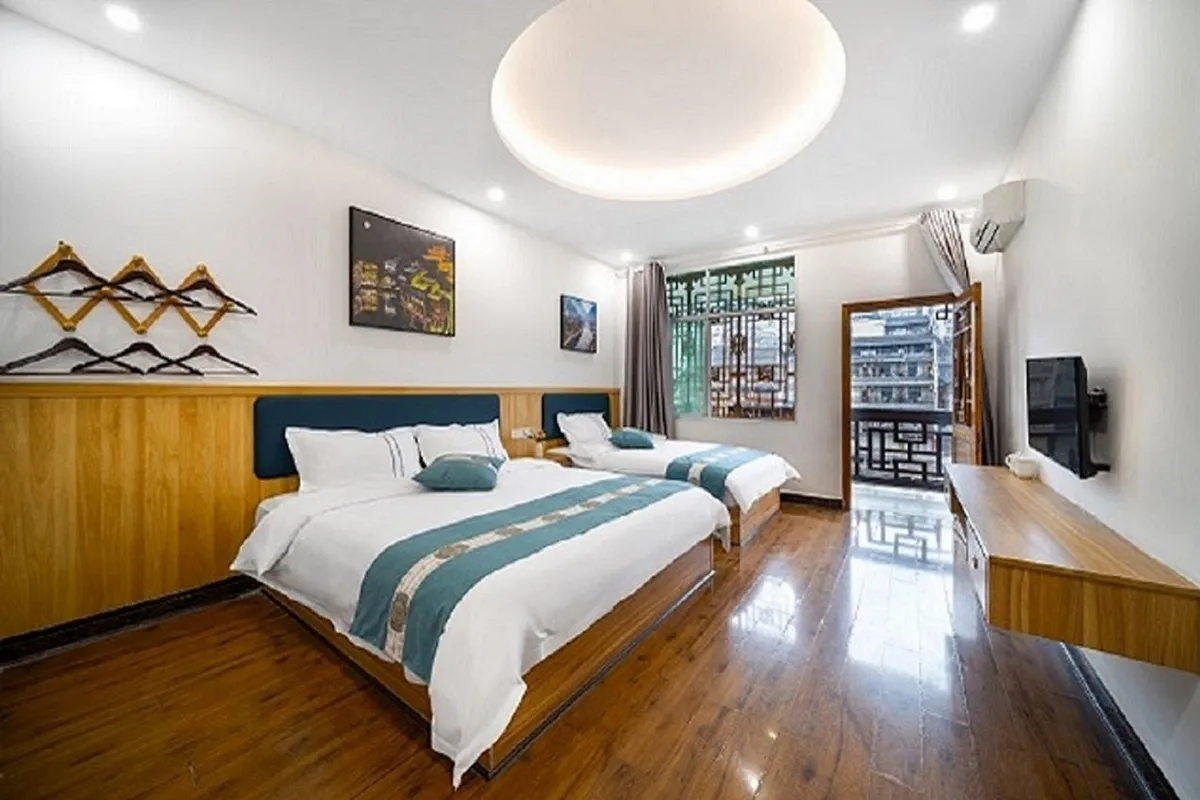 Linjiang Inn of Fenghuang — rooms and atmosphere