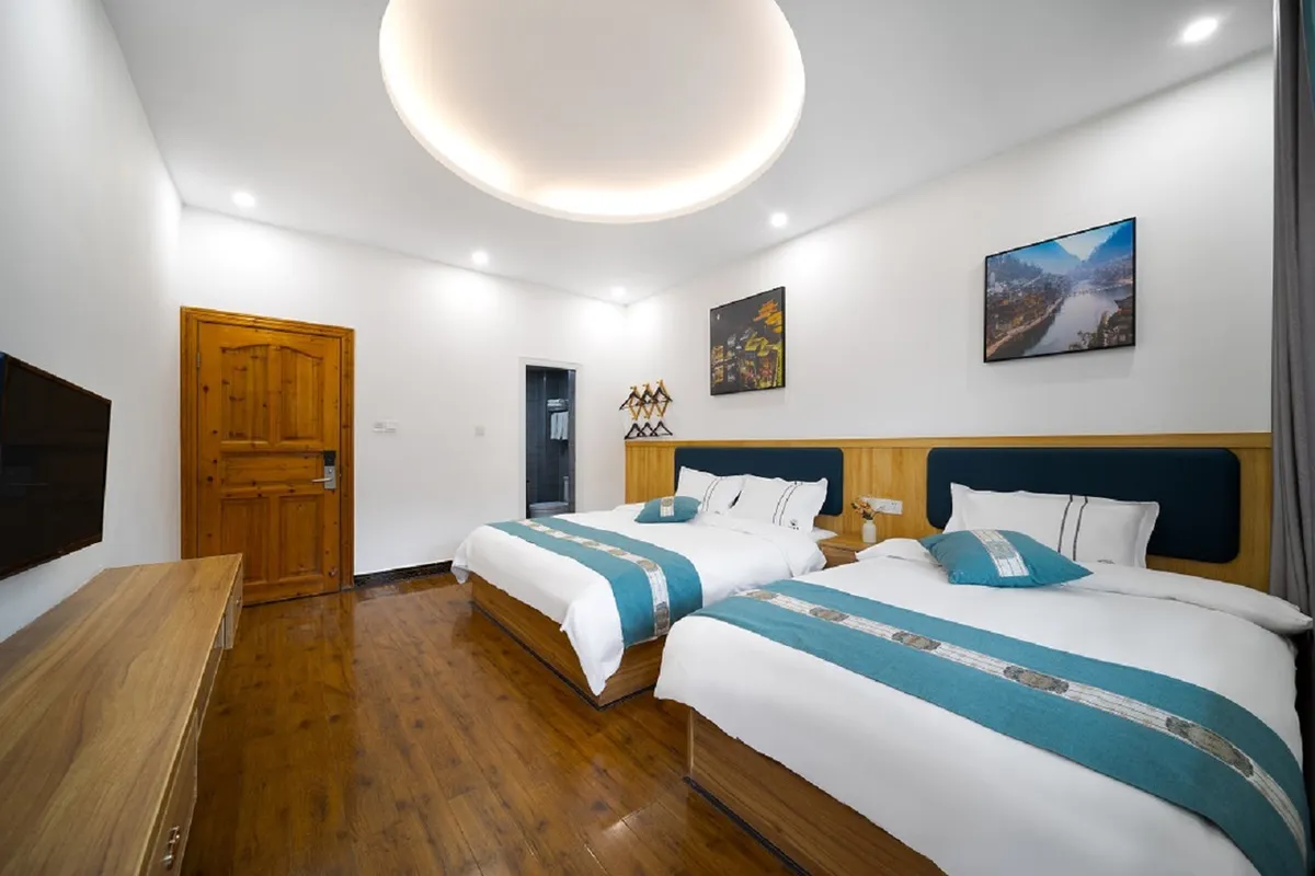 Linjiang Inn of Fenghuang — rooms and atmosphere