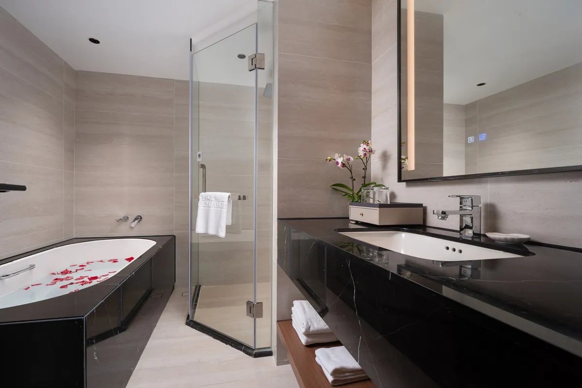 Liuhua Hotel — rooms and atmosphere