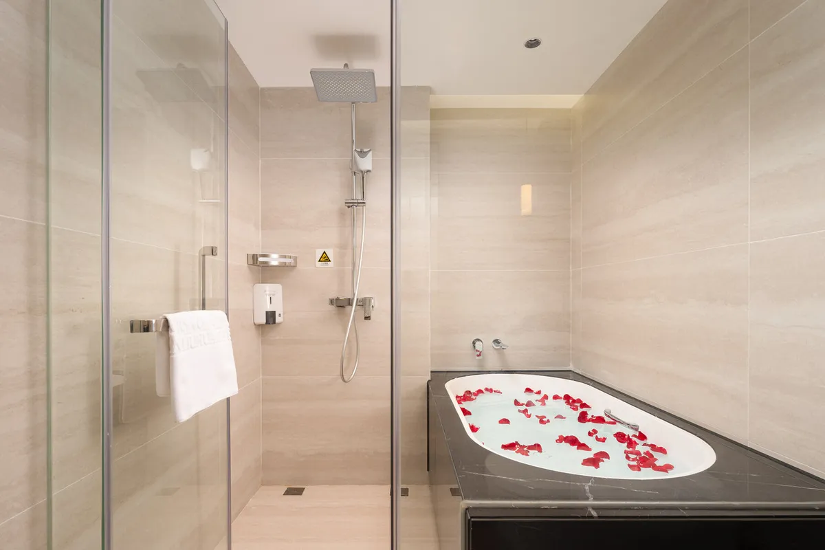 Liuhua Hotel — rooms and atmosphere
