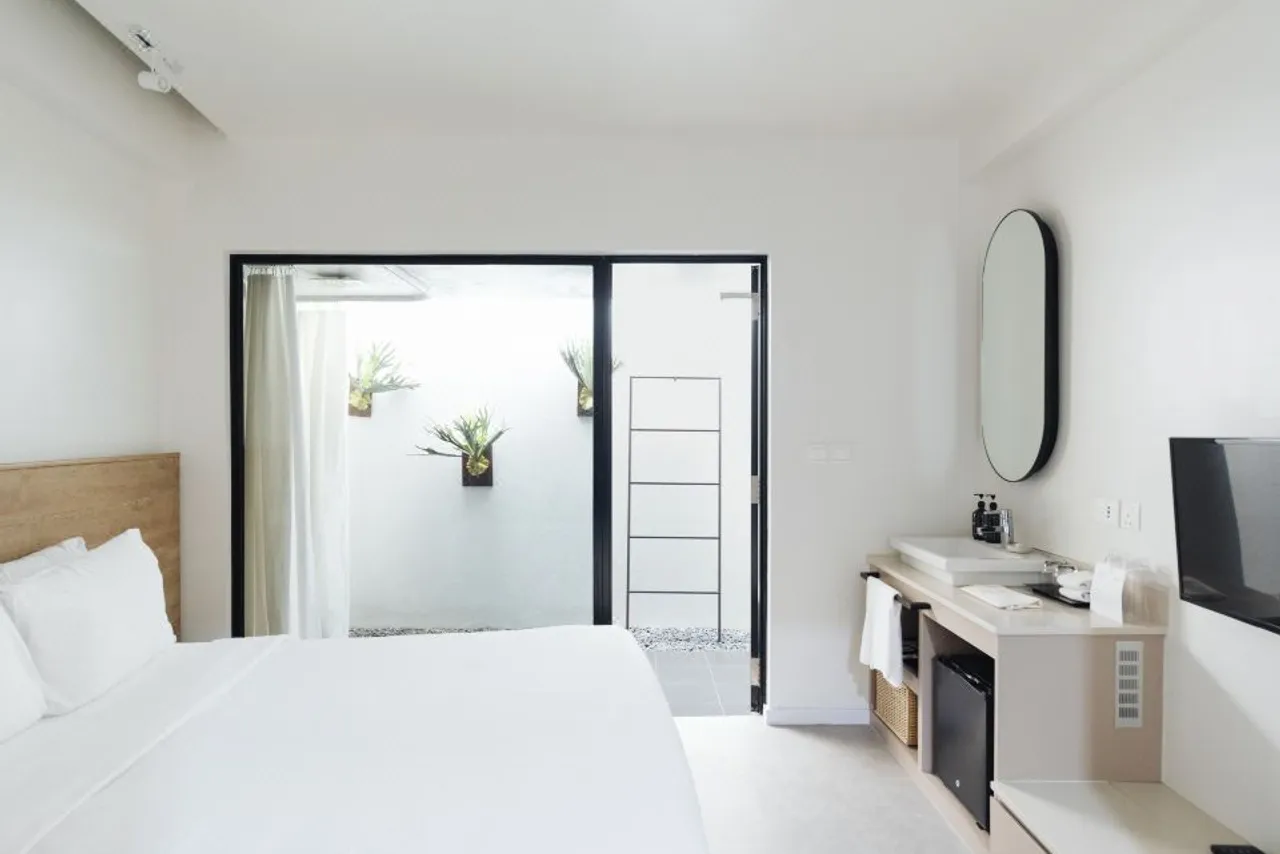 Lloyd's Inn Singapore — rooms and atmosphere