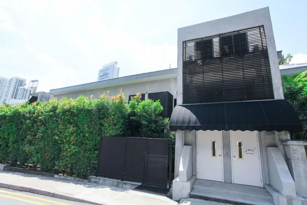 Lloyd's Inn Singapore — rooms and atmosphere