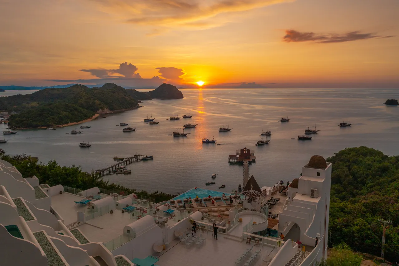 Loccal Collection Hotel Komodo — rooms and atmosphere