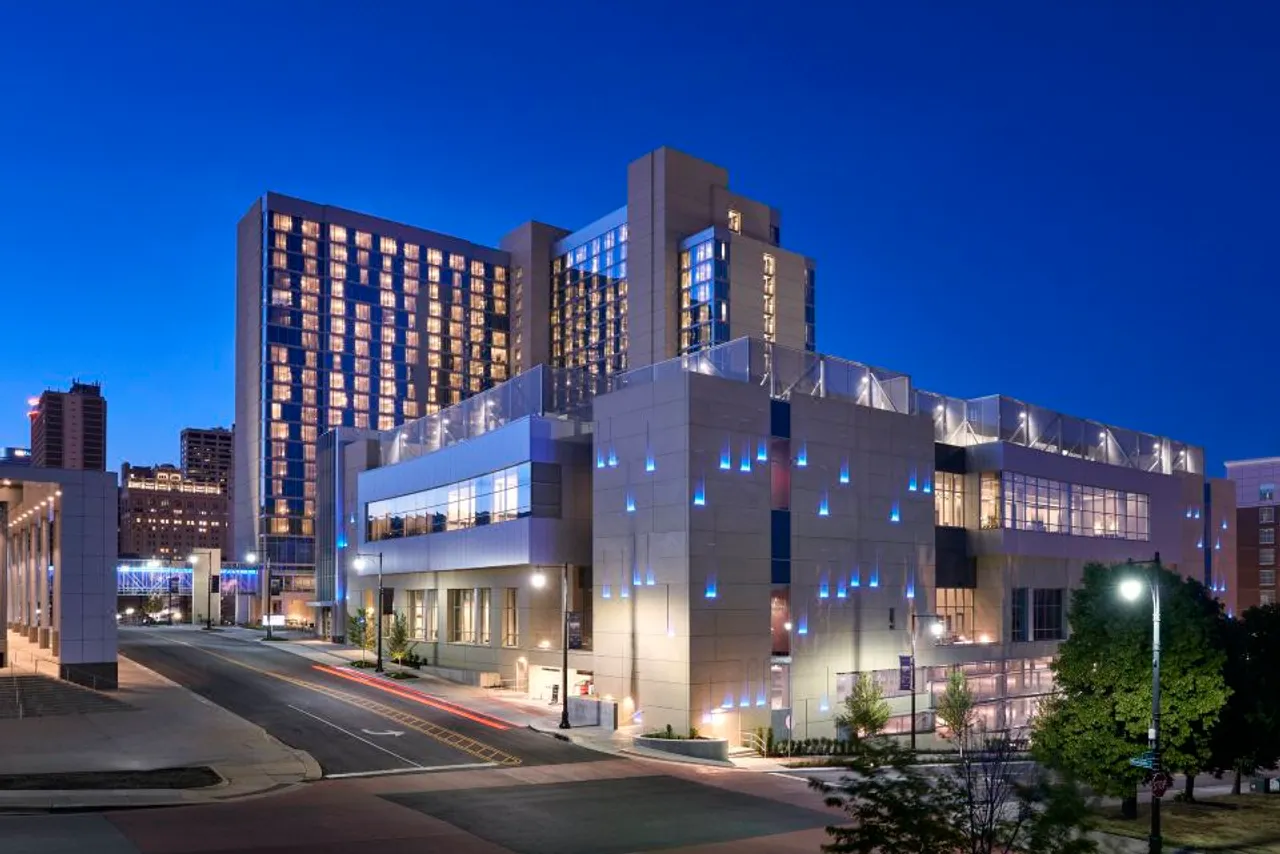 Loews Kansas City Hotel — rooms and atmosphere