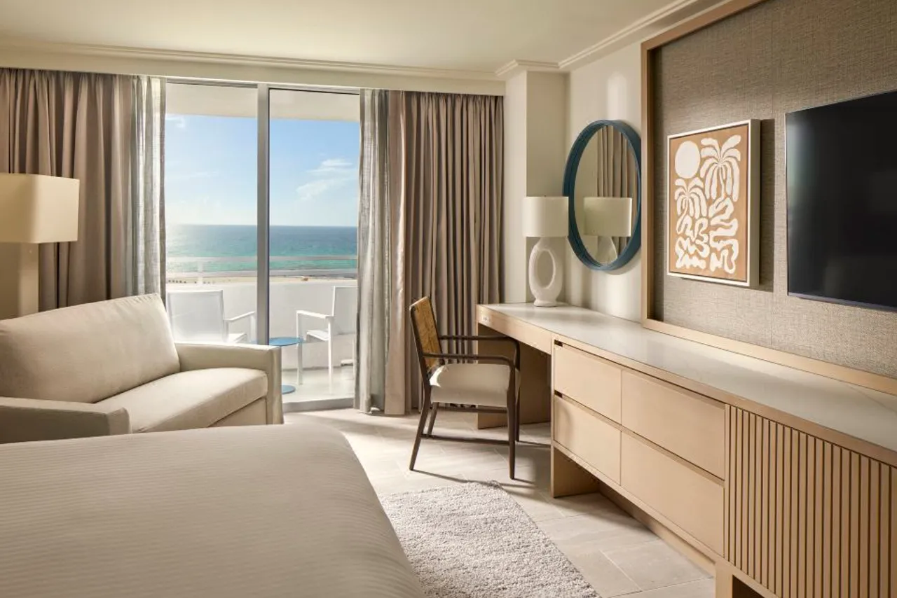Loews Miami Beach Hotel — rooms and atmosphere
