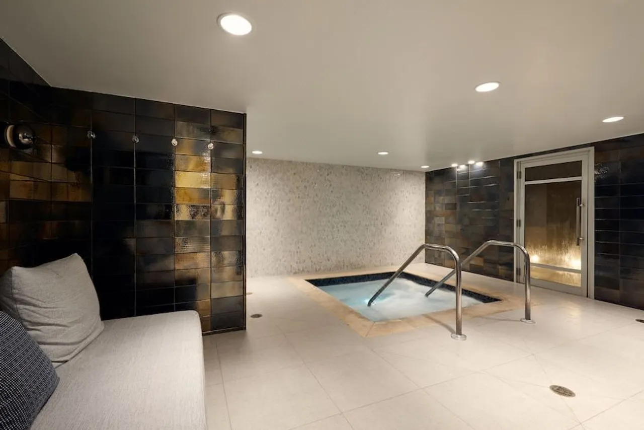 Loews Miami Beach Hotel — rooms and atmosphere