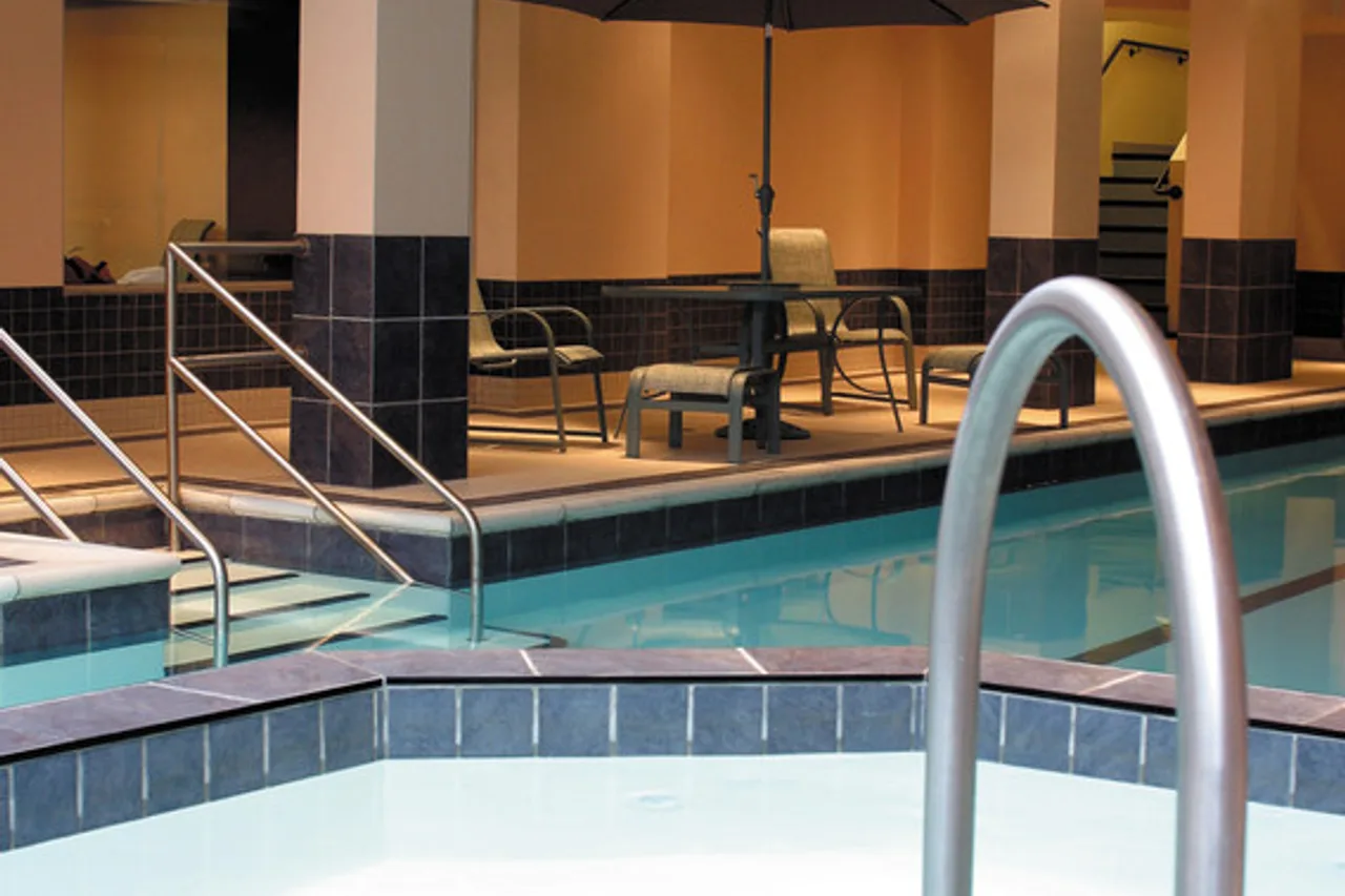Lord Elgin Hotel — rooms and atmosphere