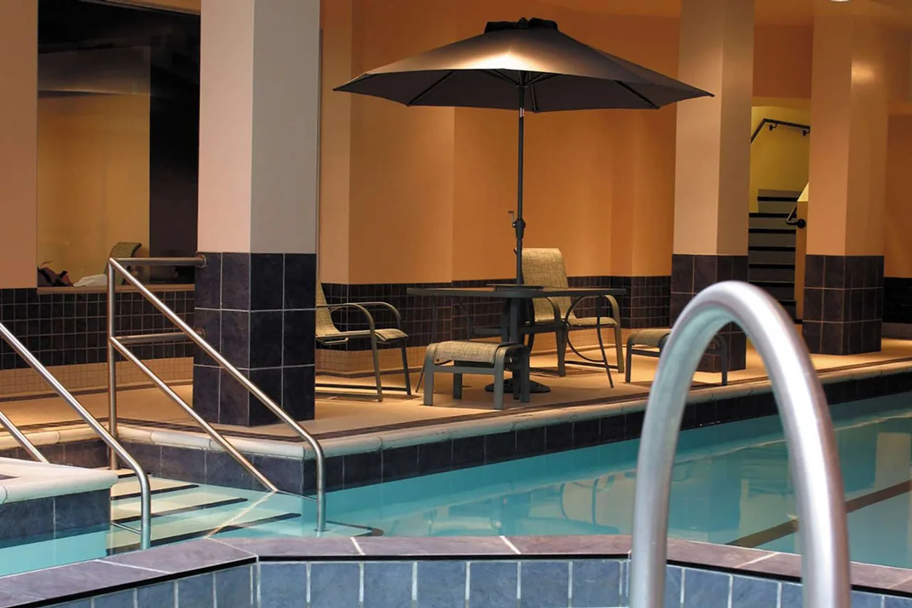 Lord Elgin Hotel — rooms and atmosphere