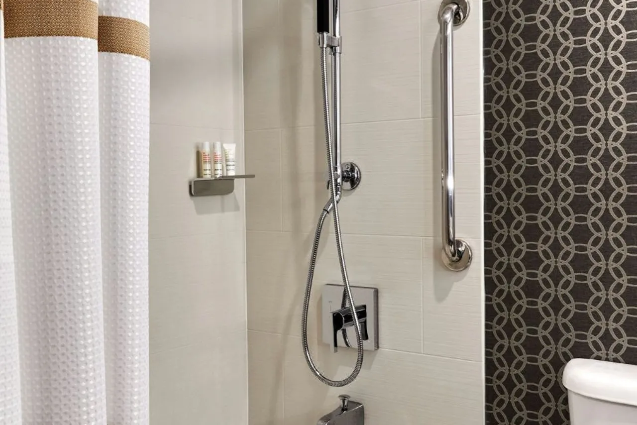 Los Angeles Airport Marriott — rooms and atmosphere