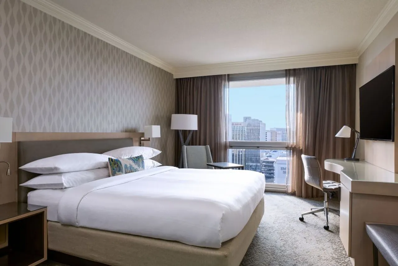 Los Angeles Airport Marriott — rooms and atmosphere