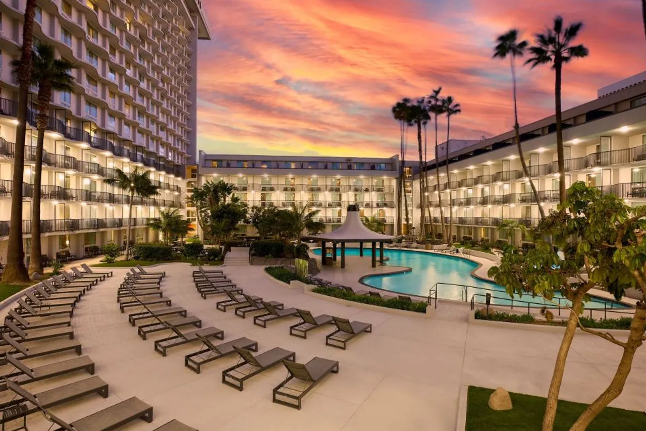 Los Angeles Airport Marriott — rooms and atmosphere