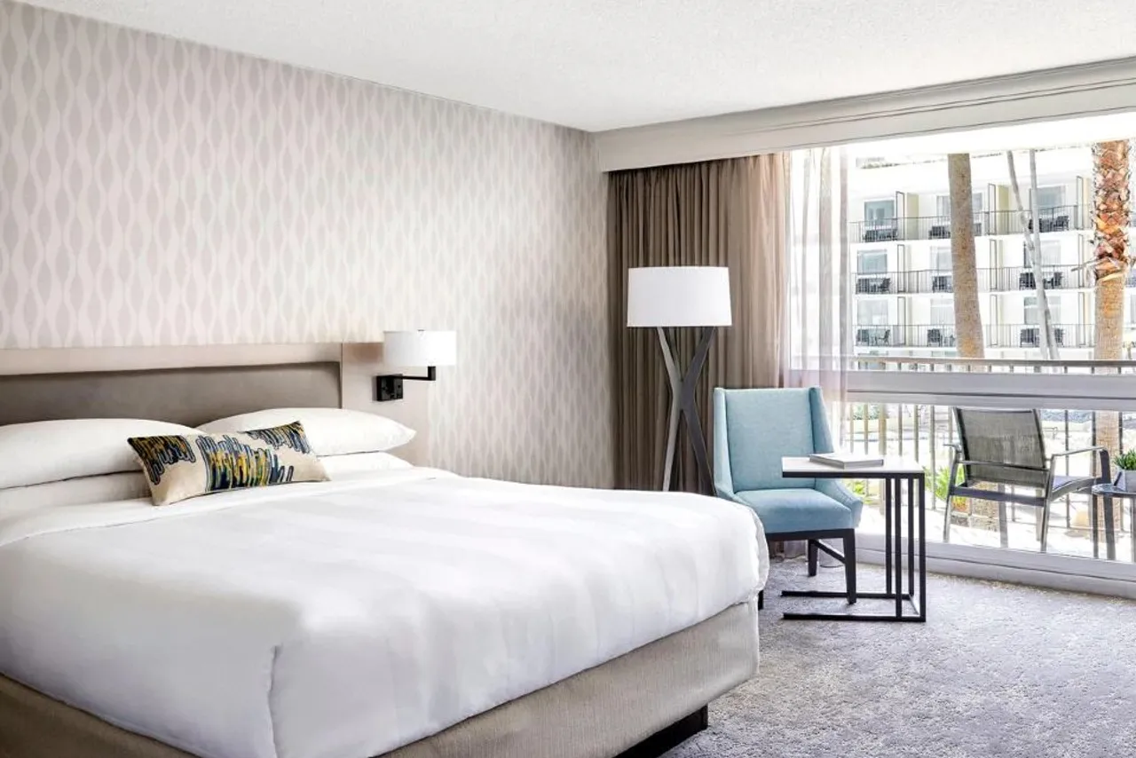 Los Angeles Airport Marriott — rooms and atmosphere